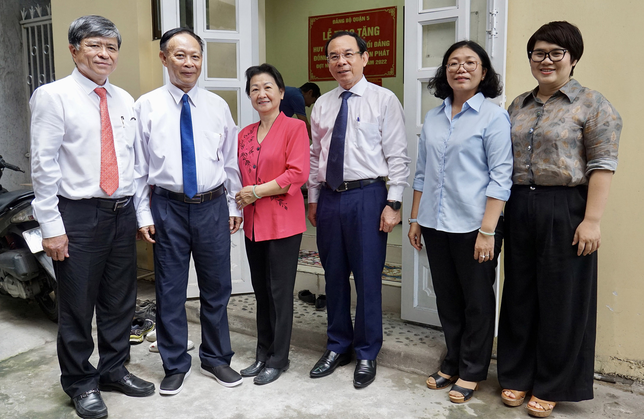 Đồng chí Nguyễn Văn Nên - Bí thư Thành ủy TP. Hồ Chí Minh cùng đoàn thăm hỏi PGS-TS Nguyễn Tấn Phát và phu nhân (Ảnh: Hoàng Hùng).